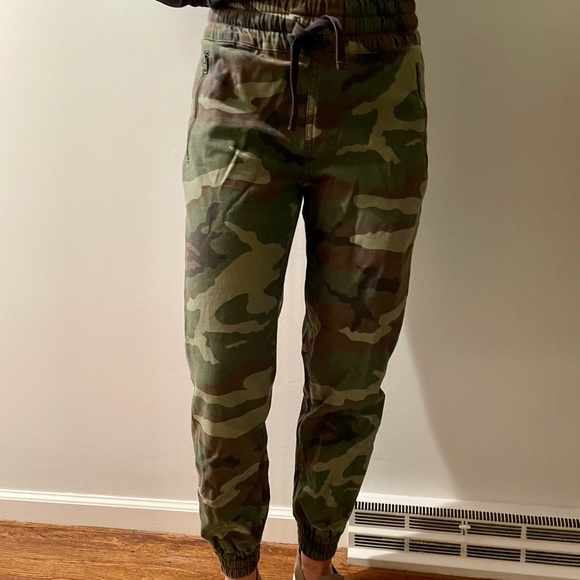 Aritzia Camo Joggers - Picture 3 of 3